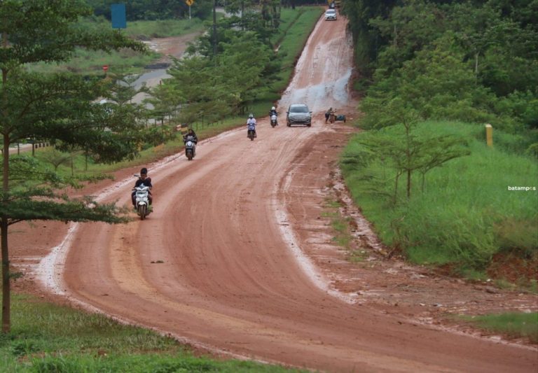 Jalan Patimura Berlumpur dan Berdebu, Akses Utama Punggur–Kabil Kian Membahayakan