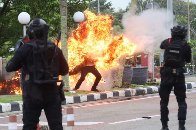 Baku Tembak dan Ledakan Bom Bak Film Action di Bandara Hang Nadim Batam