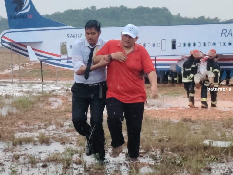 Pesawat Rajawali Air Tergelincir dan Terbakar di Hang Nadim Batam