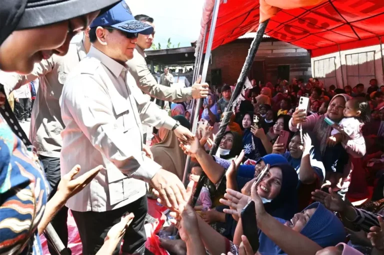 Prabowo Tinjau Lokasi Banjir Bandang di Aceh, Pastikan Penanganan Bencana Dipercepat