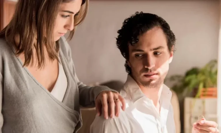 8 Perilaku Diam-Diam Seorang Pria yang Sudah Tidak Lagi Merasakan Cinta