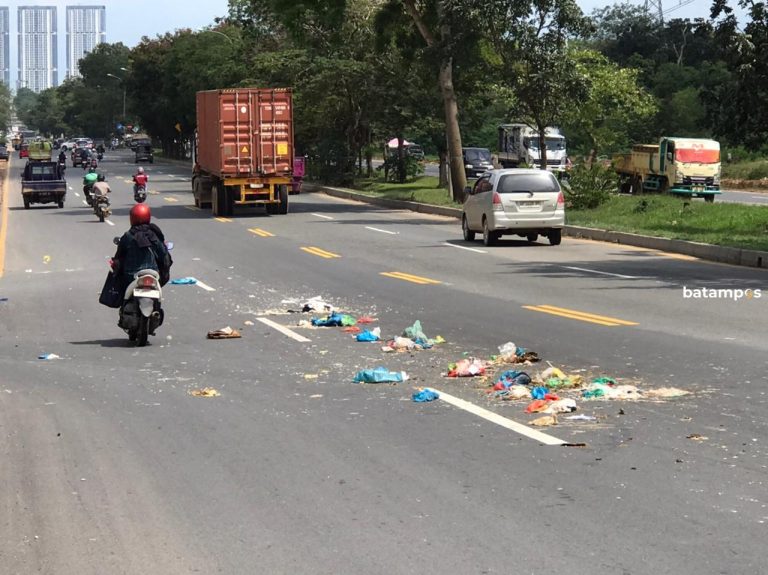 Sampah Berserakan di Jalan Ahmad Yani, Ancam Keselamatan Pengendara