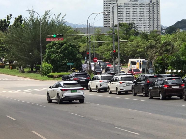 Dishub Batam Pasang Plang “Lurus Ikuti Lampu Merah” di Simpang Indo Mobil