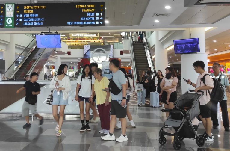 Wisman Singapura dan Malaysia Padati Mega Mall Batam Center