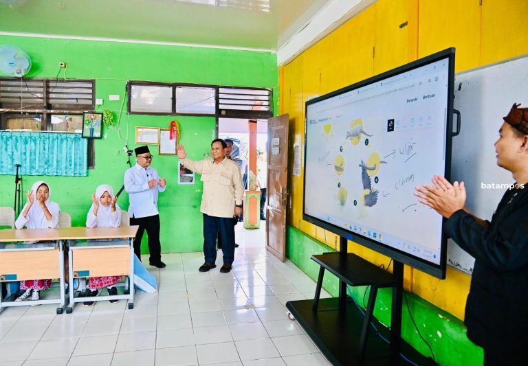 Sekolah di Batam Terima Smart TV hingga Laptop