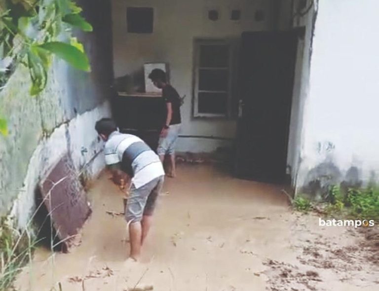 Warga Khawatir Banjir dan Longsor Susulan dari Bukit Kemuning