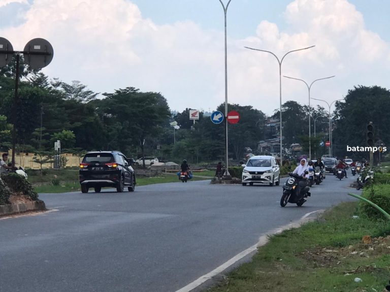 Lampu Lalu Lintas Mati, Arus di Simpang RSUD Embung Fatimah Batam Semrawut