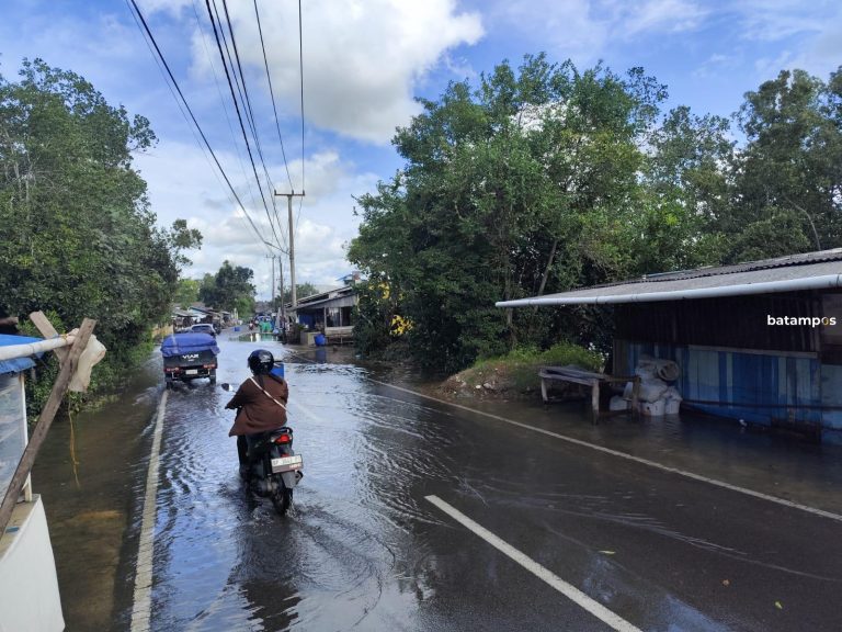 Banjir Rob Rendam Permukiman hingga Jalan Raya Tanjungpinang, Sampah Berserakan