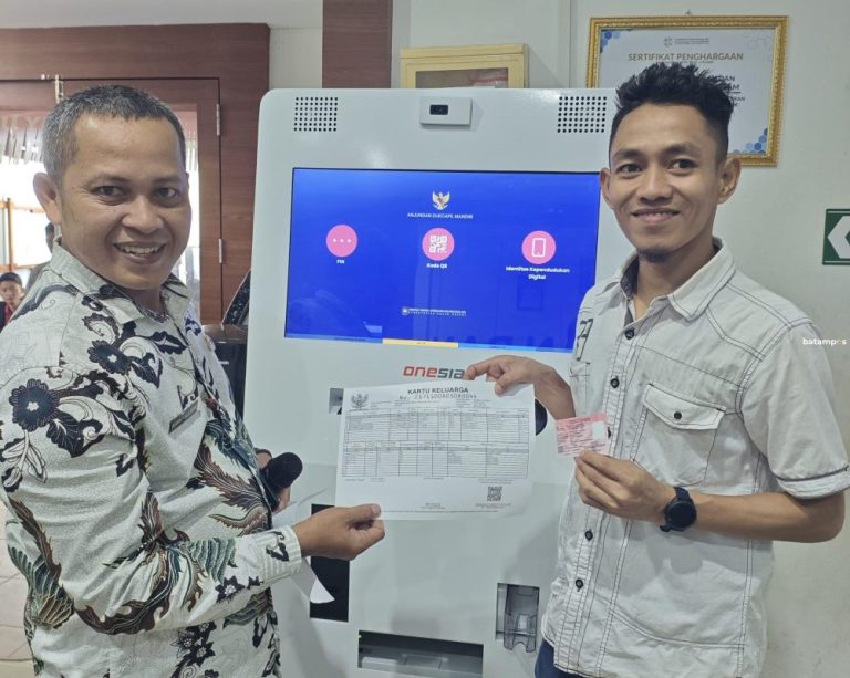 Hadir Mesin ADM, Warga Batam Kini Bisa Cetak Mandiri KK hingga Akta Lahir dan KIA