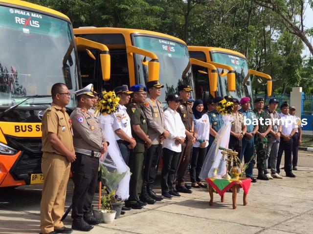 Empat Bus Sekolah Gratis untuk Hinterland, 593 Juru Parkir Dapat Rompi Kerja