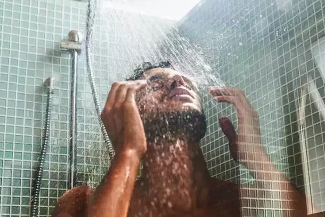 Berdasarkan Sains, Ini 4 Manfaat Mandi Malam dengan Lampu yang Remang-Remang