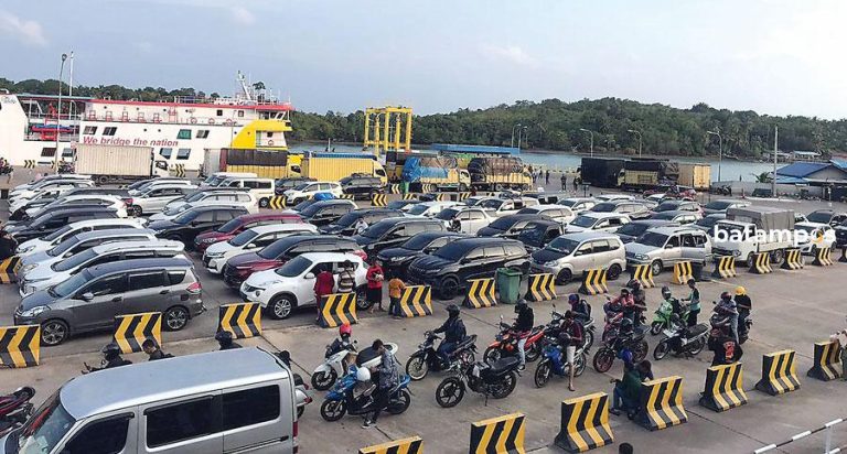 H-2 Nataru, Arus Kedatangan Penumpang Roro di Punggur Mulai Padat