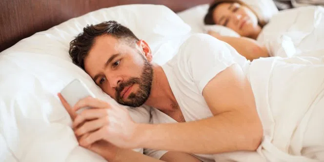 Biasanya Muncul Sebelum Tidur, Ini 4 Tanda Suami Tidak Bahagia