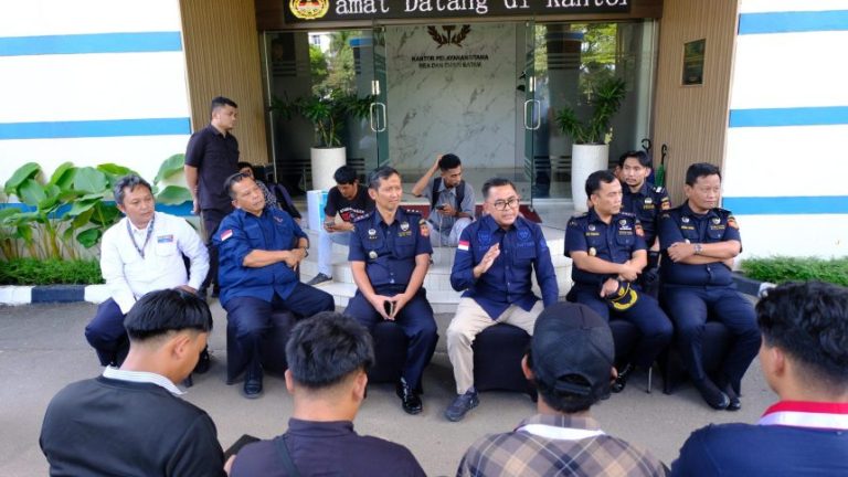 GMNI Sorotin 822 Kontainer Diduga Berisi Limbah B3 Masuk Batam