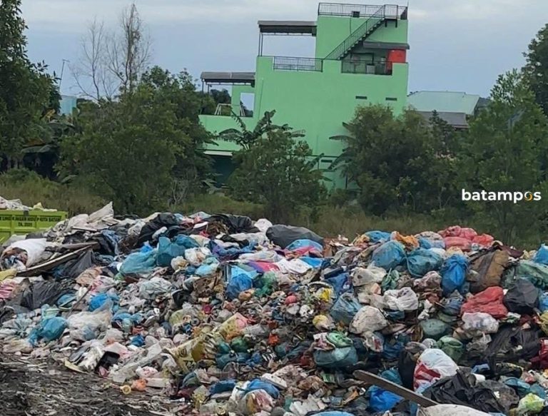 Sampah Menggunung Dekat Perumahan, Warga Marina Minta TPS Dipindahkan