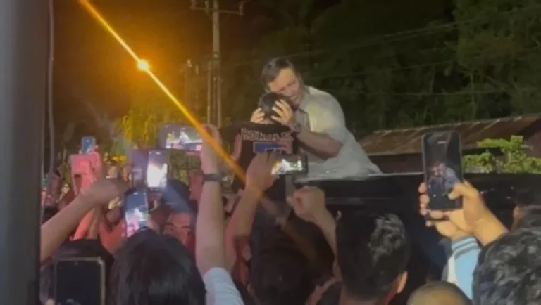 Tinjau Pengungsian Tapanuli Selatan, Presiden Prabowo Peluk Seorang Anak