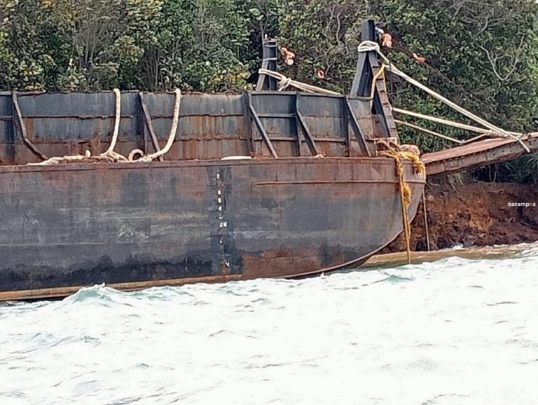 Kronologi Tongkang KPS 1203 Hanyut hingga Kandas di Pulau Raja Batam