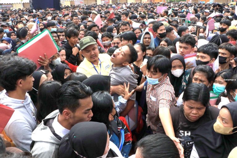 Ekonomi Melejit, Lapangan Kerja Menyempit