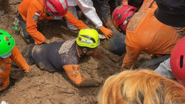 Duka Cisarua: 34 Korban Longsor Teridentifikasi, Operasi SAR Terus Dikebut