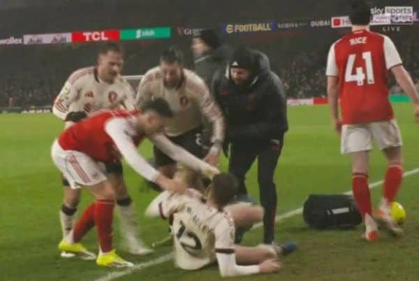 Martinelli Tuai Kritik Tajam setelah Insiden dengan Conor Bradley, Neville: Memalukan!