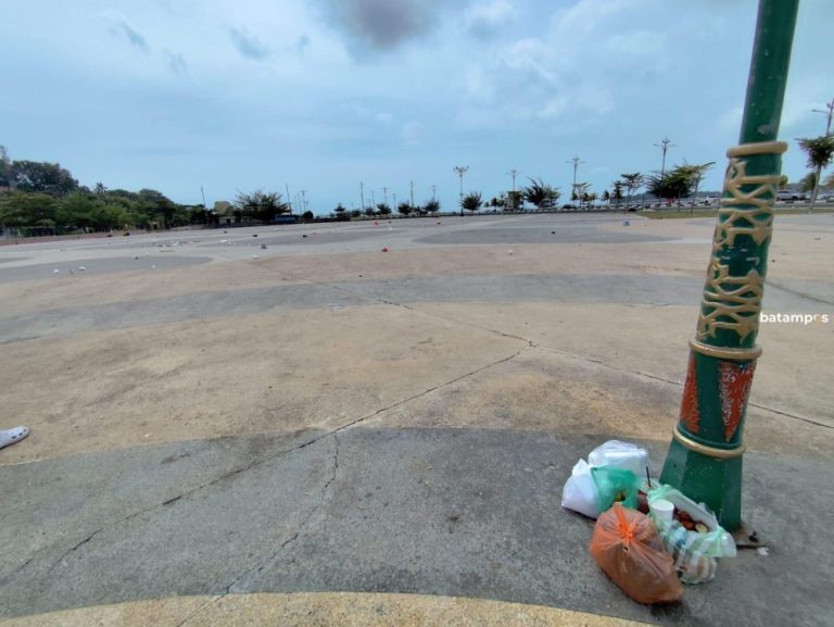 Sampah Berserakan di Taman Gurindam 12 Usai Perayaan Tahun Baru