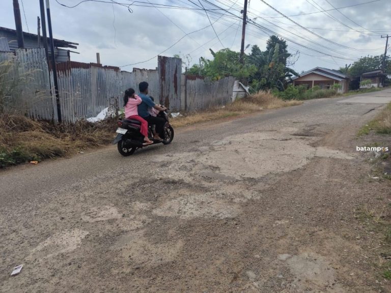Rusak Bertahun-tahun, Jalan Cendrawasih Tanjungpinang Dipenuhi Lubang