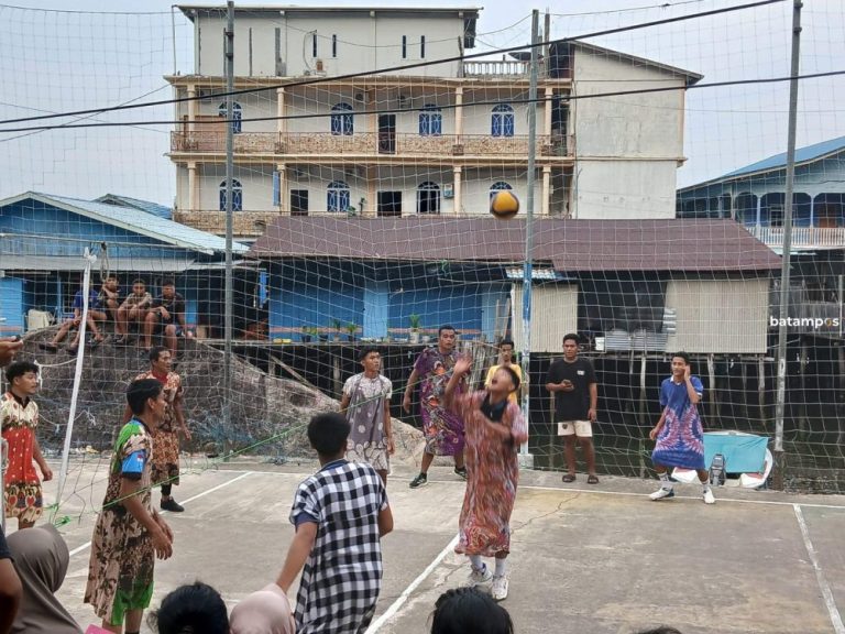 Cara Unik Warga Anambas Sambut Tahun Baru, Main Voli Pakai Daster