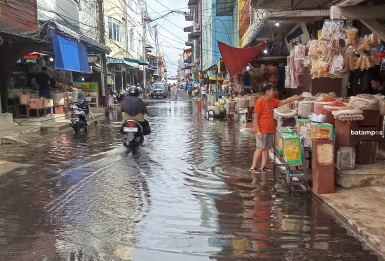 Banjir Rob Kembali Terjadi di Tanjungpinang, Air Laut Naik Sejak Pagi