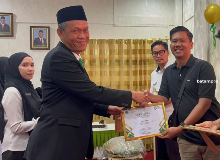 HUT ke-80 HAB, Batam Pos Diganjar Penghargaan Kanwil Kemenag Kepri