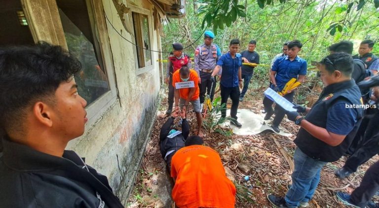 “Nyawa Dibalas Nyawa”, Tangisan Anak Amizan Warnai Rekonstruksi Pembunuhan