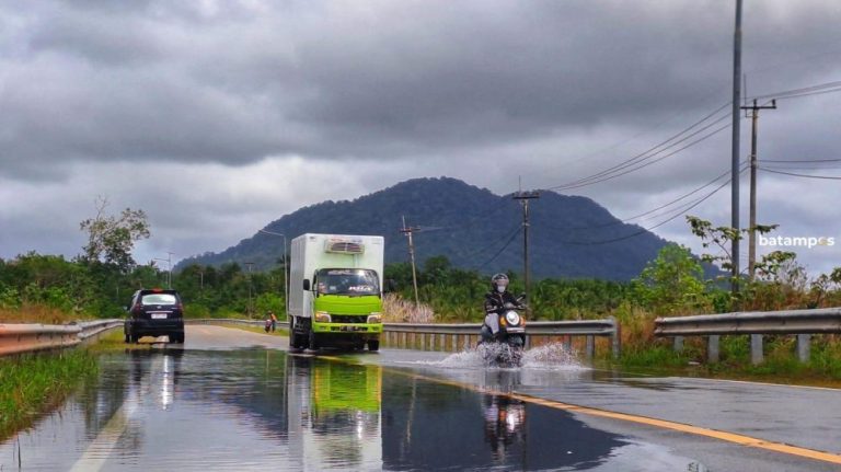 Air Laut Naik, Jalan Lintas Barat Bintan Terendam Banjir Rob