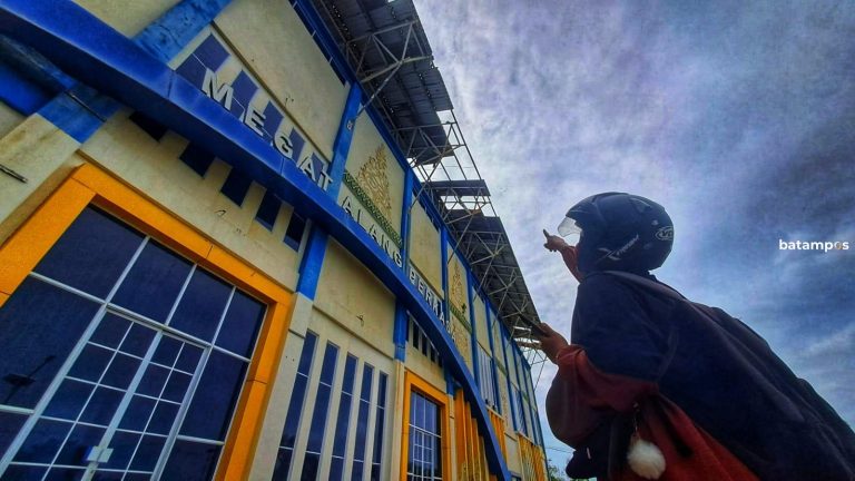 Memprihatinkan, Atap Tribun Stadion Megat Alang Perkasa Bintan Lepas dan Berkarat