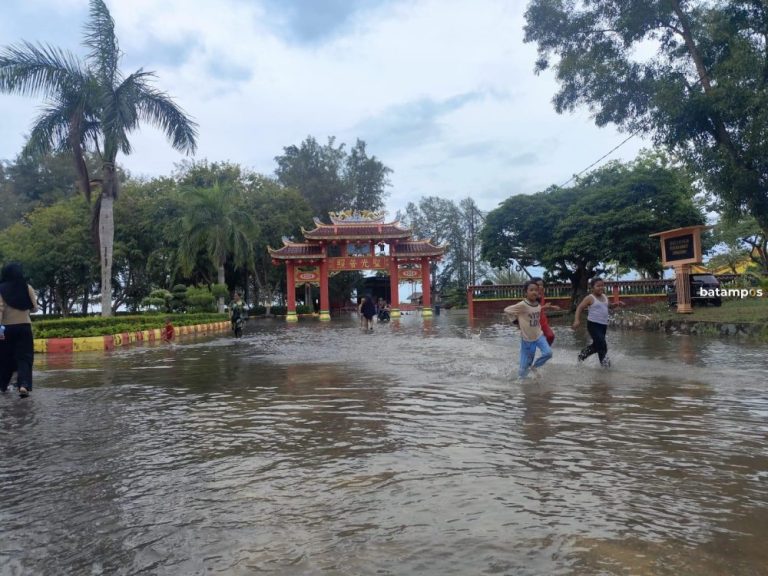 Banjir Rob Genangi Vihara Dharma Sasana Senggarang, Anak-anak Asyik Bermain Air
