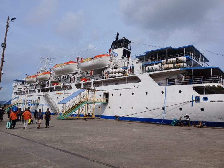 Tertunda 11 Jam, KM Bukit Raya Akhirnya Berangkat dari Kijang ke Natuna dan Pontianak