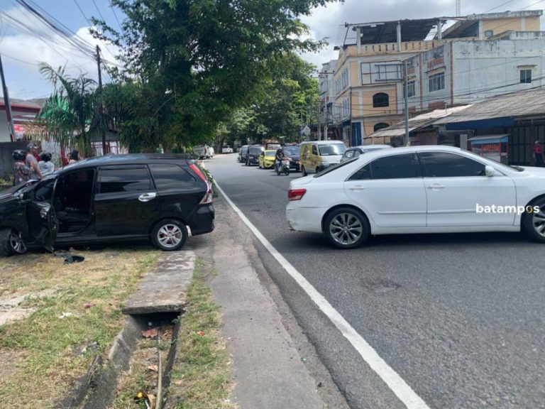 Kecelakaan Lalu Lintas di Ahmad Yani Tanjungpinang, Dua Mobil Rusak Parah