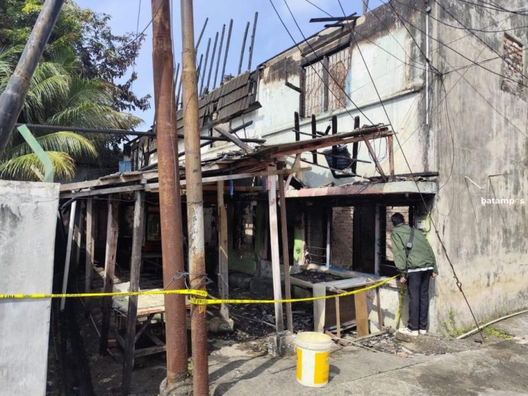 Empat Kamar Kos di Tanjungpinang Ludes Terbakar, Damkar Kerahkan 6 Armada