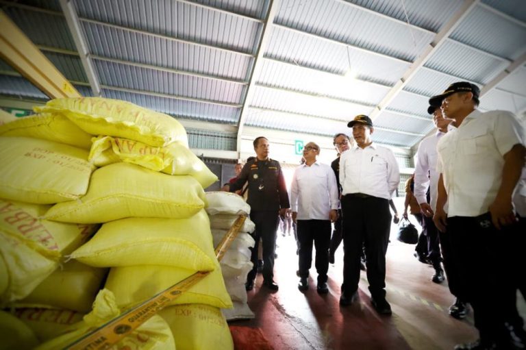 Mentan Amran Bongkar 1.000 Ton Beras Ilegal di Karimun: Ini Pengkhianatan terhadap Petani!