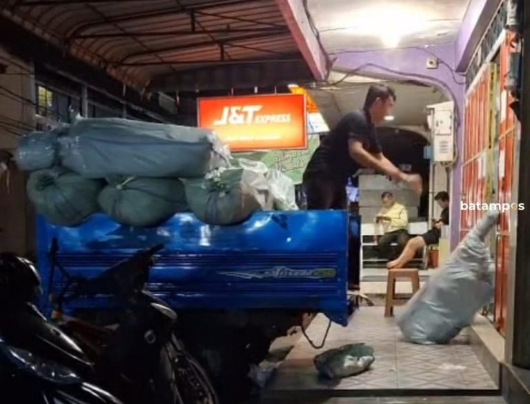 Viral Video Kurir J&T di Anambas Diduga Lempar Paket, Ini Kata Perusahaan