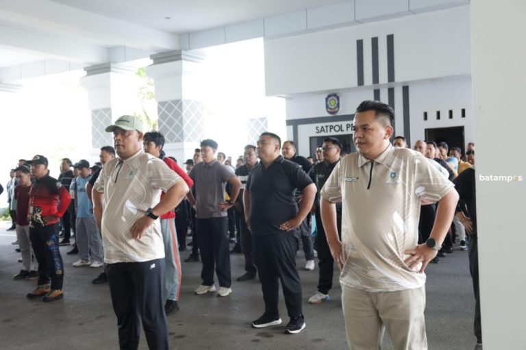 Ketua DPRD Kepri Canangkan Jalan Santai dan Goro Pegawai, Dorong Disiplin dan Kebersamaan