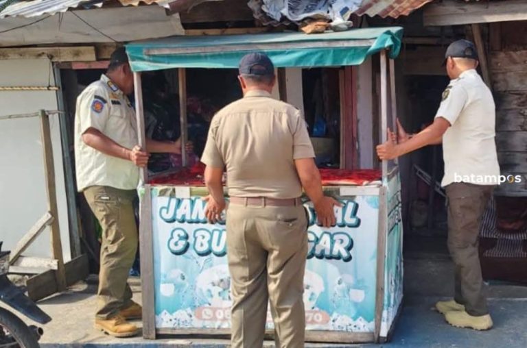 Patroli Blok, Satpol PP Lingga Bersihkan Trotoar dari Lapak Pedagang