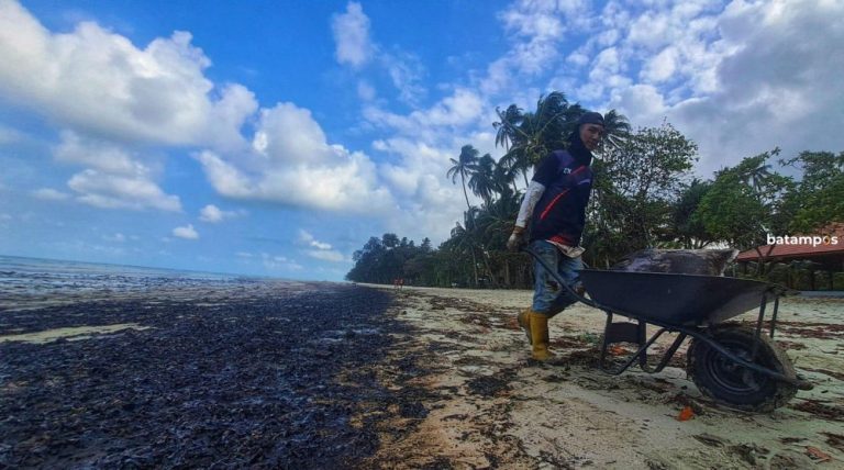 Bau Menyengat Limbah Minyak Ganggu Wisatawan di Pantai Mutiara Bintan