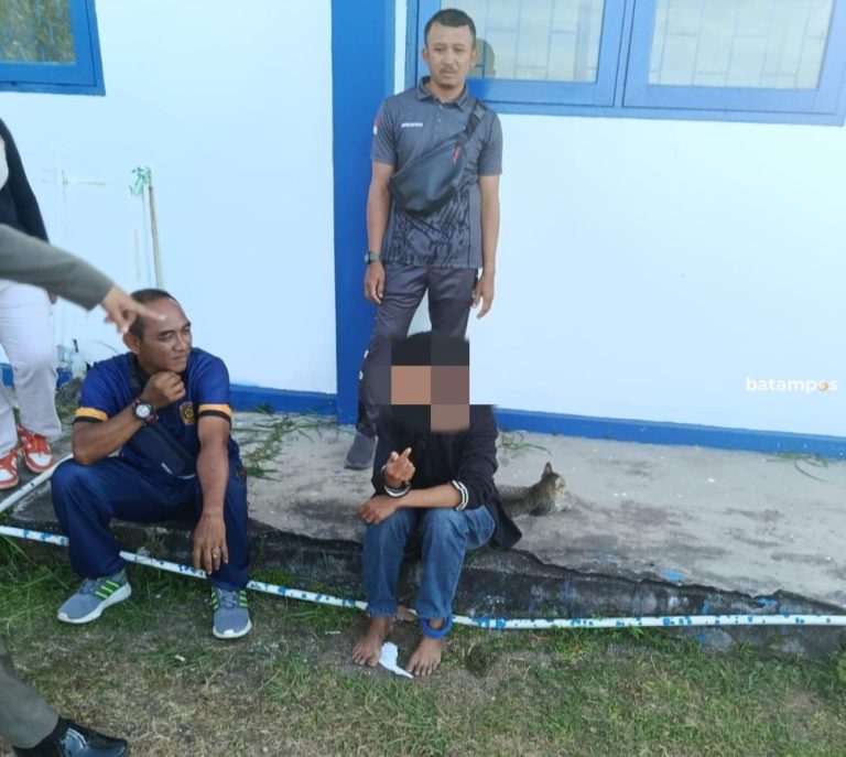 Perempuan Diduga ODGJ Mengamuk di Pasar Dabo Singkep, Rusak Fasilitas Umum