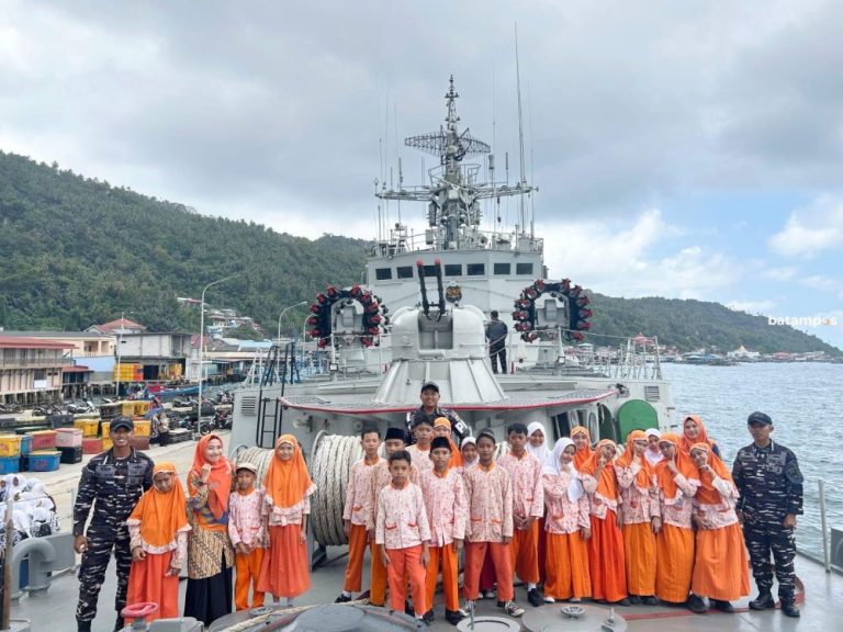 Siswa SD Tarempa Belajar Cintai Maritim di Atas KRI Wiratno-379