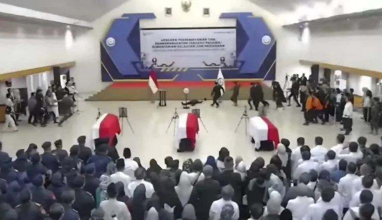 Menteri KKP Sakti Wahyu Trenggono Pingsan Saat Upacara Penghormatan Korban Pesawat ATR 42-500