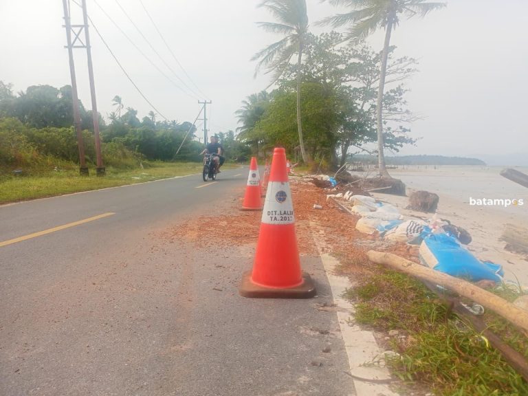 Jalan Pesisir Desa Lanjut Tergerus Ombak, Warga Pasang Karung Pasir