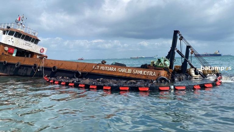 Kapal Angkut Limbah Kandas di Dangas, KSOP Batam Pasang Oil Boom
