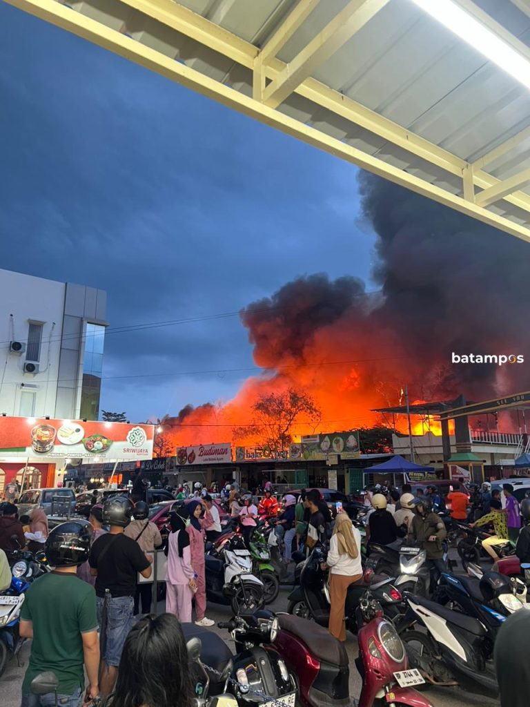 Pasar Kuliner Mega Legenda Batam Ludes Terbakar
