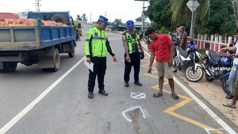 Avanza dan Truk Tabrakan di Bintan, 5 WN Malaysia Dilarikan ke Rumah Sakit