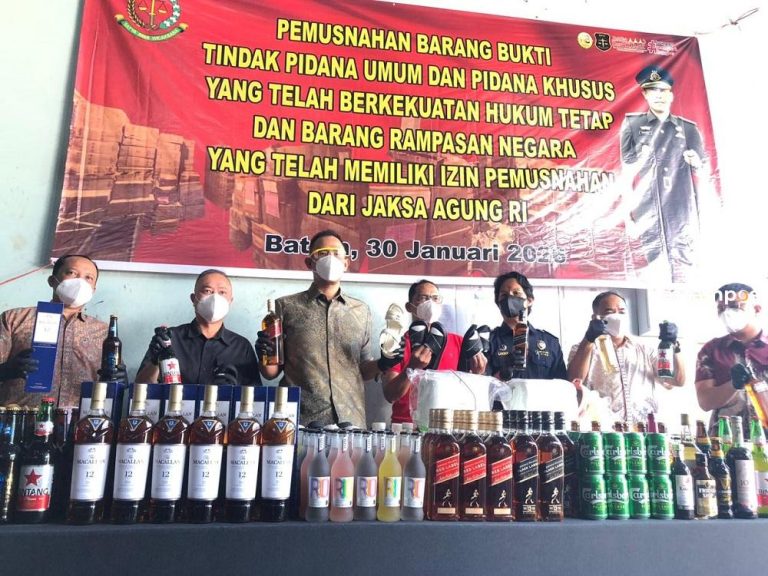 Kejari Batam Musnahkan Barang Bukti dan Barang Rampasan Negara