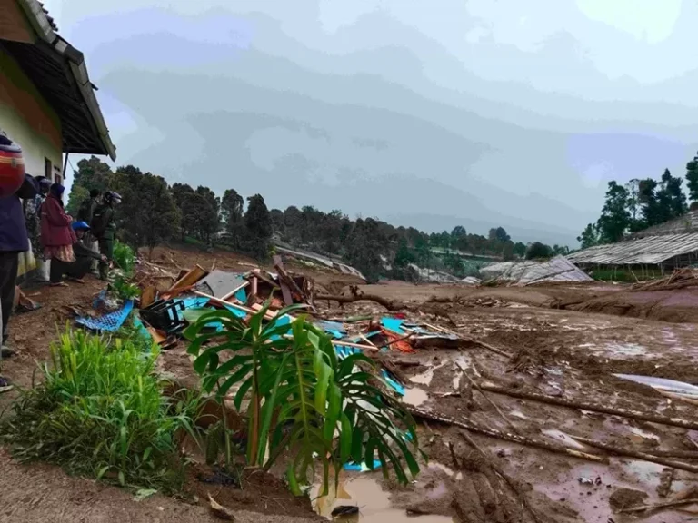Longsor di Bandung Barat Tewaskan 8 Orang, 82 Warga Masih Hilang